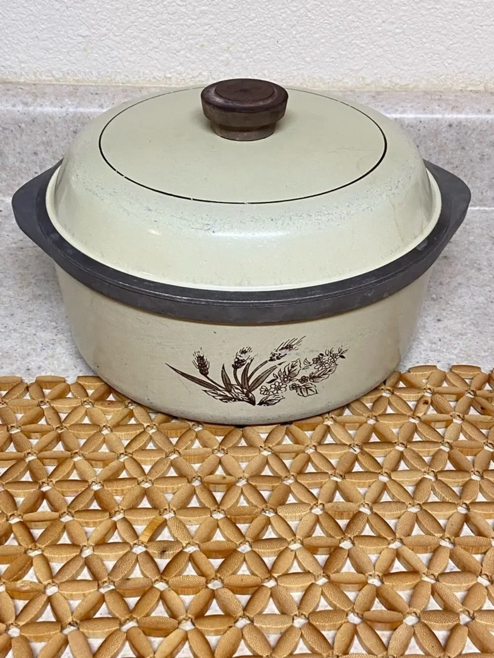 VTG,Range Craft 410.5000 4.5 QT Cream Enamel Casserole Floral Wheat Design -